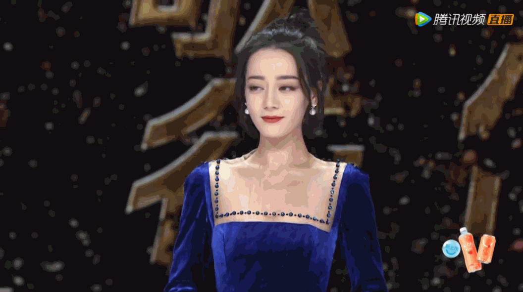 迪丽热巴的活动造型一直是热议的点,这一次热巴走得是典雅风格,一袭