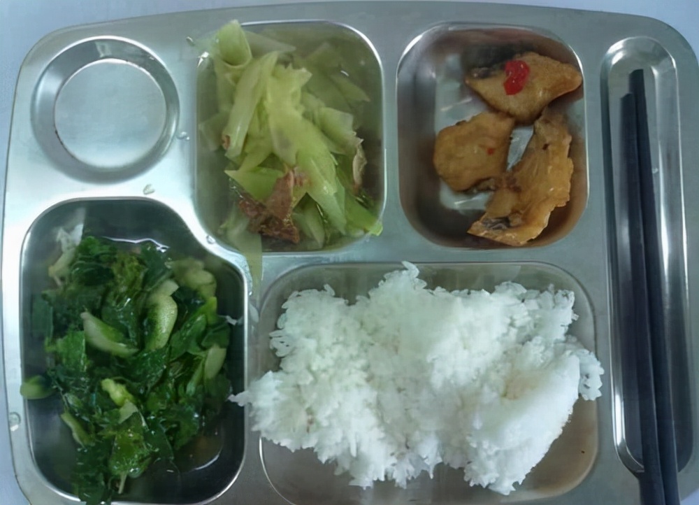 温州一小学食堂饭菜曝光,水煮菜花带皮肠,1100元的饭钱哪去了?