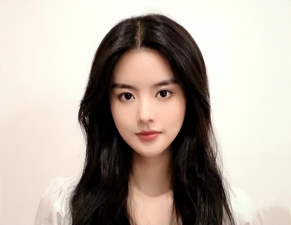 中戏毕业,可盐可甜,出场自带好感,98年张沐兮离大火不远了