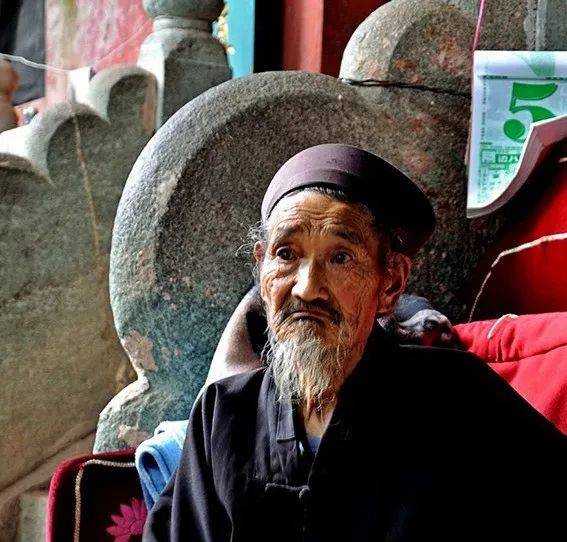 回顾武当山隐居27年的老道士,不吃肉,不恋爱,还自称自己是小孩