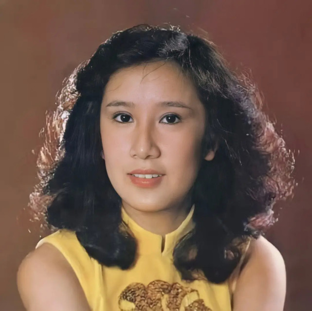 她是tvb的绿叶演员,出道53年不温不火,现实身份不一般