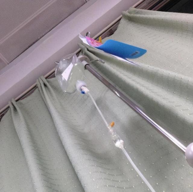 洗冷水澡感冒住院,打4瓶吊针小伙人没了?父亲:护士一直玩手机
