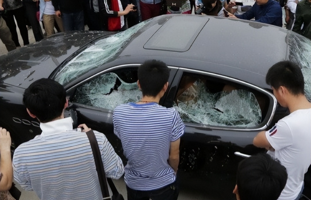 回顾:湛江街头混混疯狂砸车,车主驾车猛撞,这次谁摊上事了?