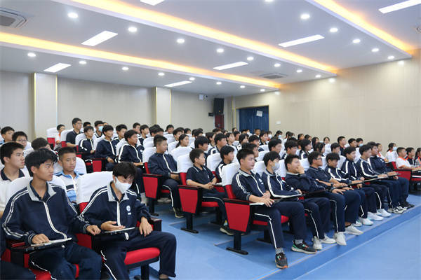 与法牵手,构建平安校园——盱眙县第三中学举行法制教育报告会