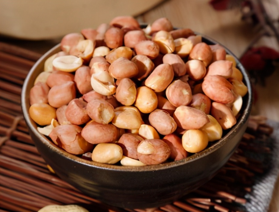 五香花生米家常做法,不用微波炉不用烤箱,花生咸香酥脆,还解馋