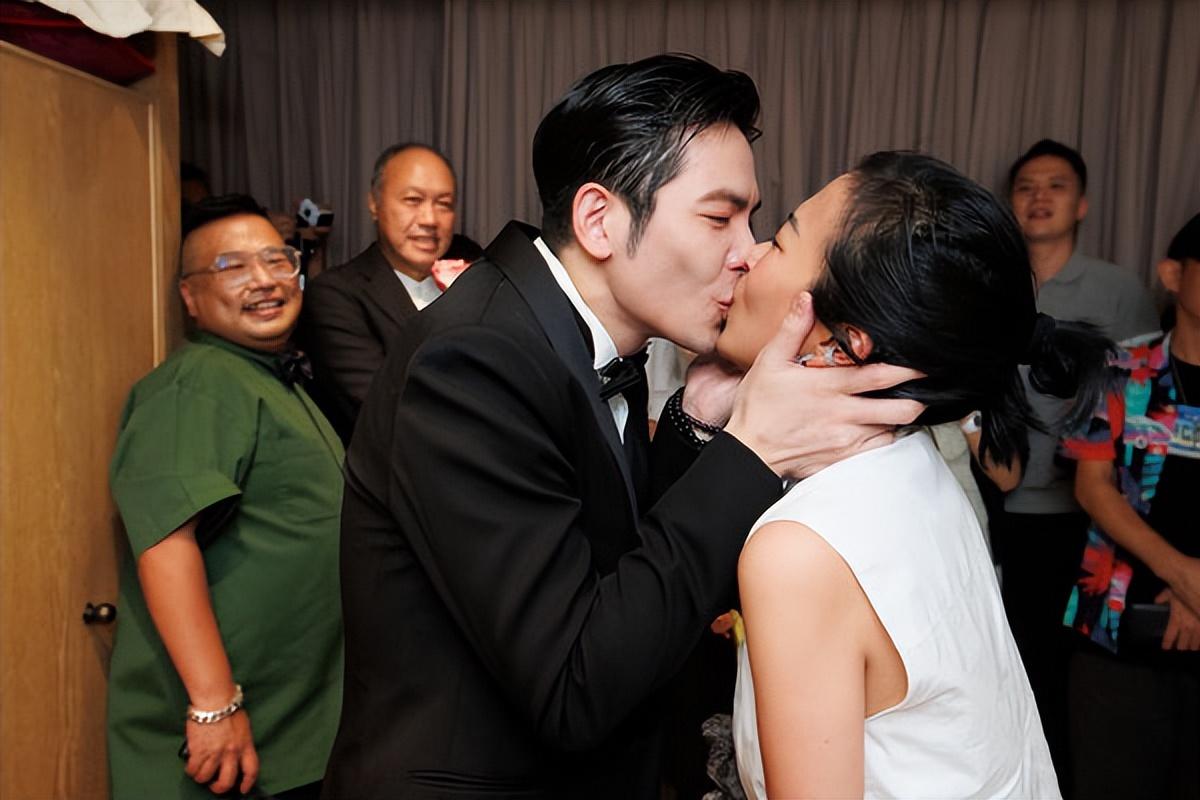 萧敬腾完整求婚影片曝光下跪喷泪热吻经纪人要用一生爱你