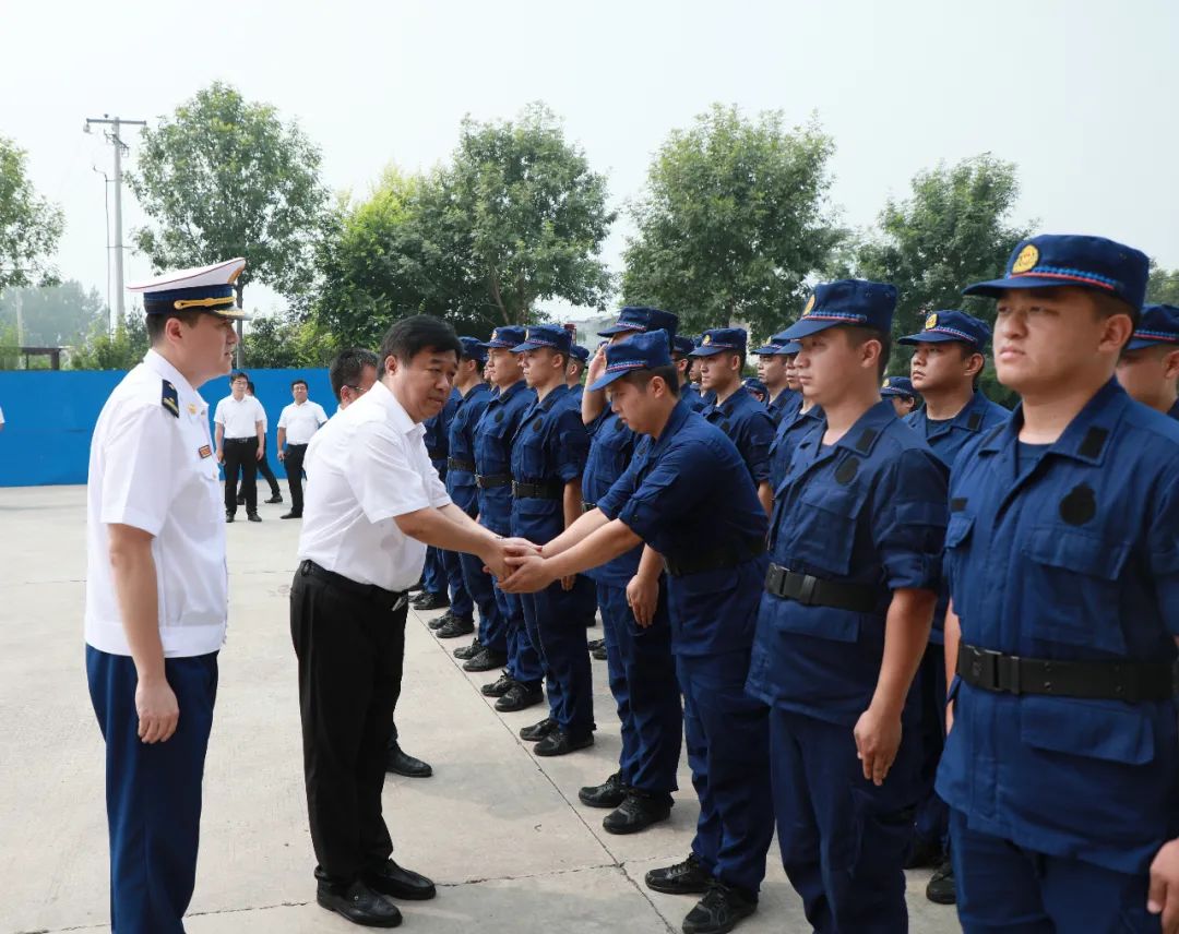 区委副书记,政府区长段利勇慰问消防官兵和驻区武警中队官兵