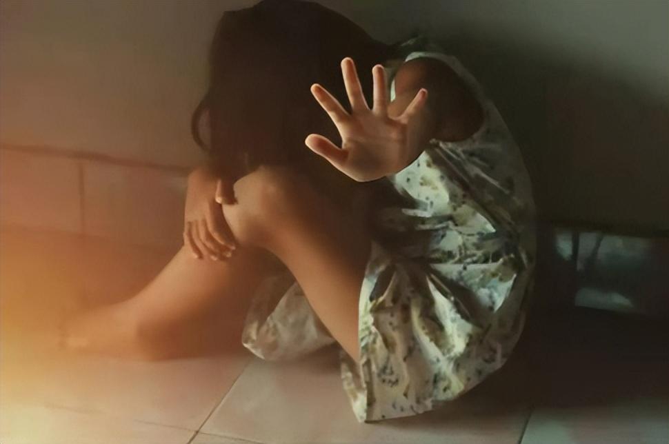 古稀老人怒斥施暴壮年被捅身亡,获救女孩右眼失明,老伴英年早逝