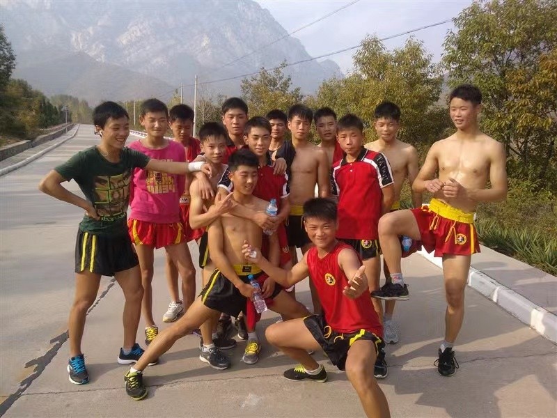 这是我们讲述的第2103位真人故事我,散打柳文龙,绰号"赛海劈挂".