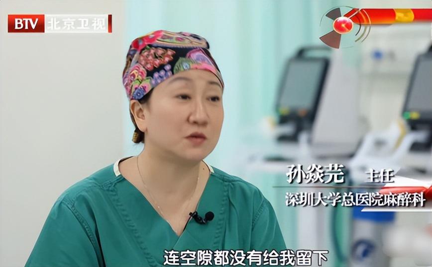 李华被推进手术室前,母亲紧握他的手鼓励他:"放轻松,你要相信医生