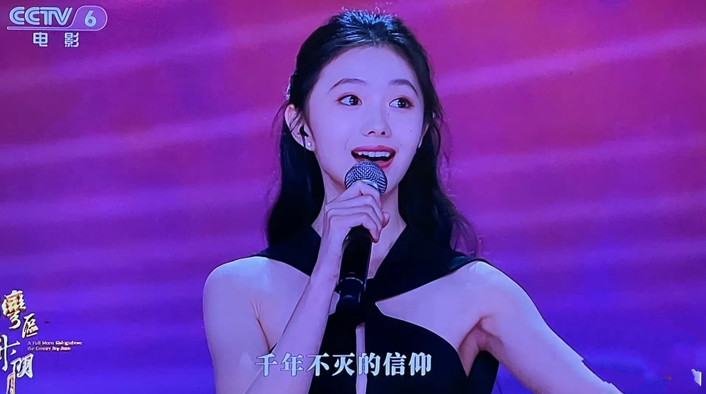 00后刘浩存美到了香港!穿挂脖裙与李玉刚合唱,同框成龙清纯可人