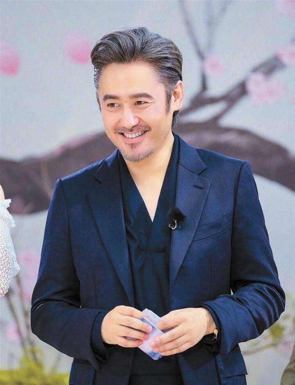 55岁知名演员吴秀波因被欺诈4.