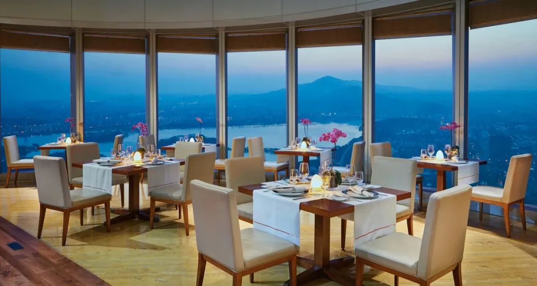 坐上电梯直达紫峰大厦78层,大落地窗使得室内明亮开阔,身在云端,安静