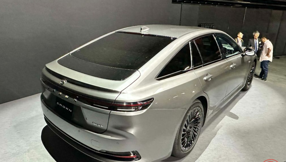 全新丰田皇冠轿车版本 颜值高 定位高