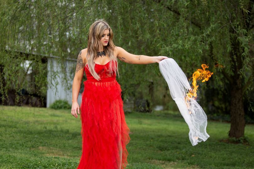 31岁美国女子烧掉婚纱庆祝离婚,并拍照纪念称"我又充满了力量"