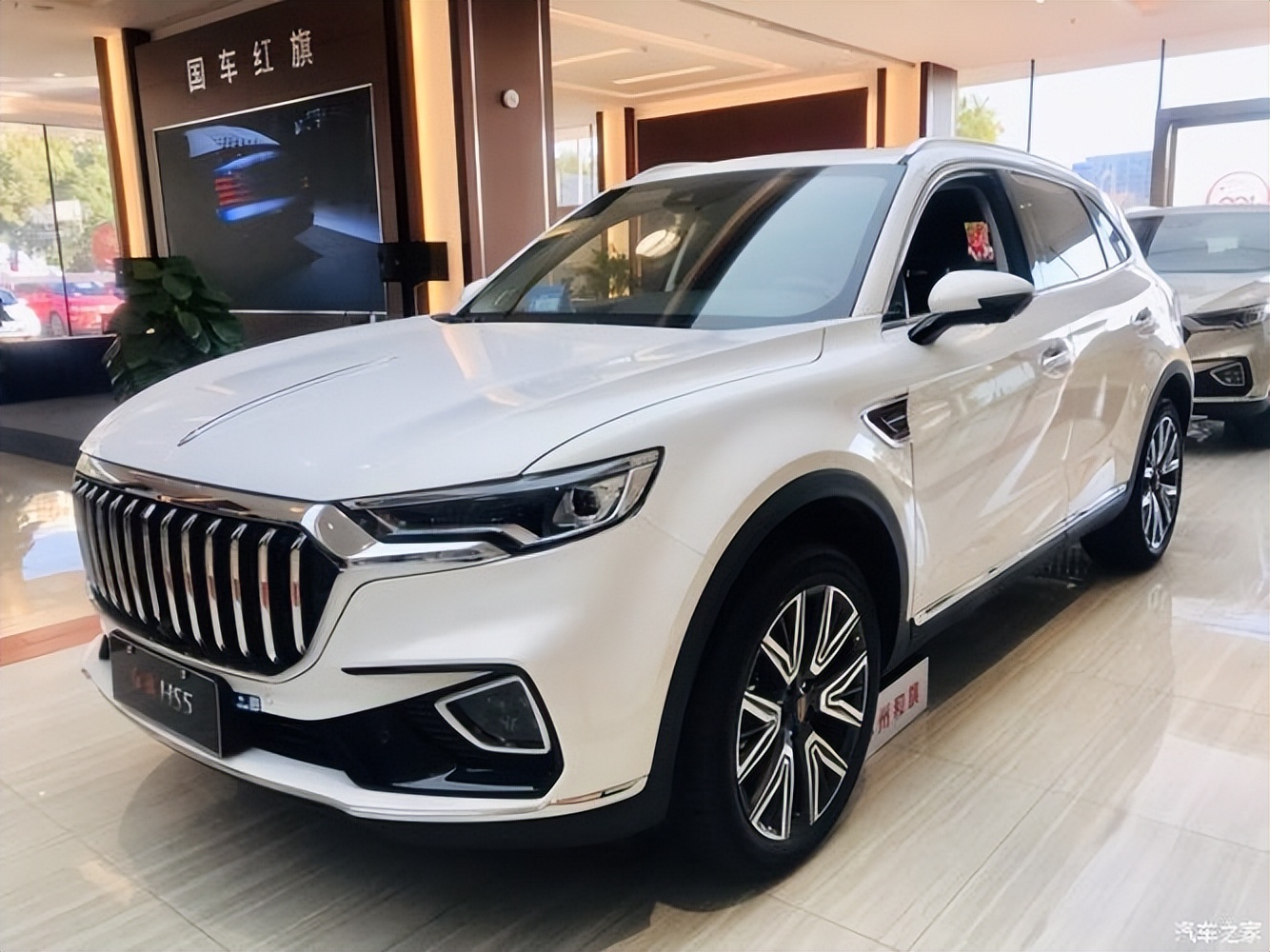 2024款红旗hs5实车亮相!搭2.0t 8at,新造型比宝马奔驰还精致