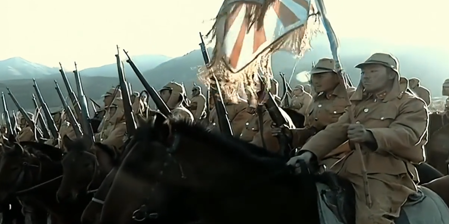 《亮剑》中骑兵连被包围,日军为何不开枪而是打白刃战徒增伤亡?