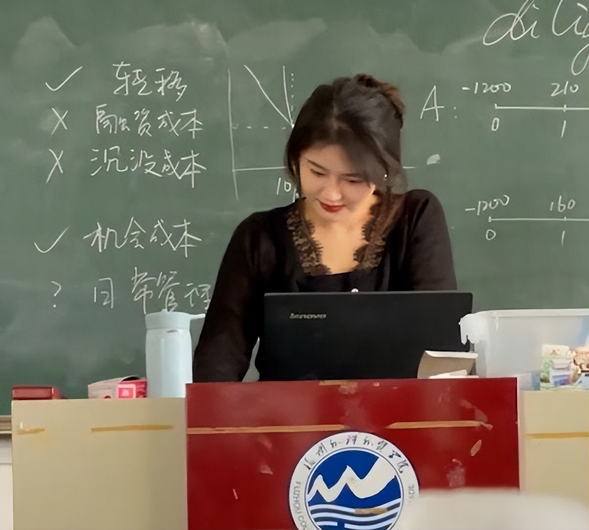 福建三本大学"最美"女老师,长相酷似林黛玉,学生们都"爱"了