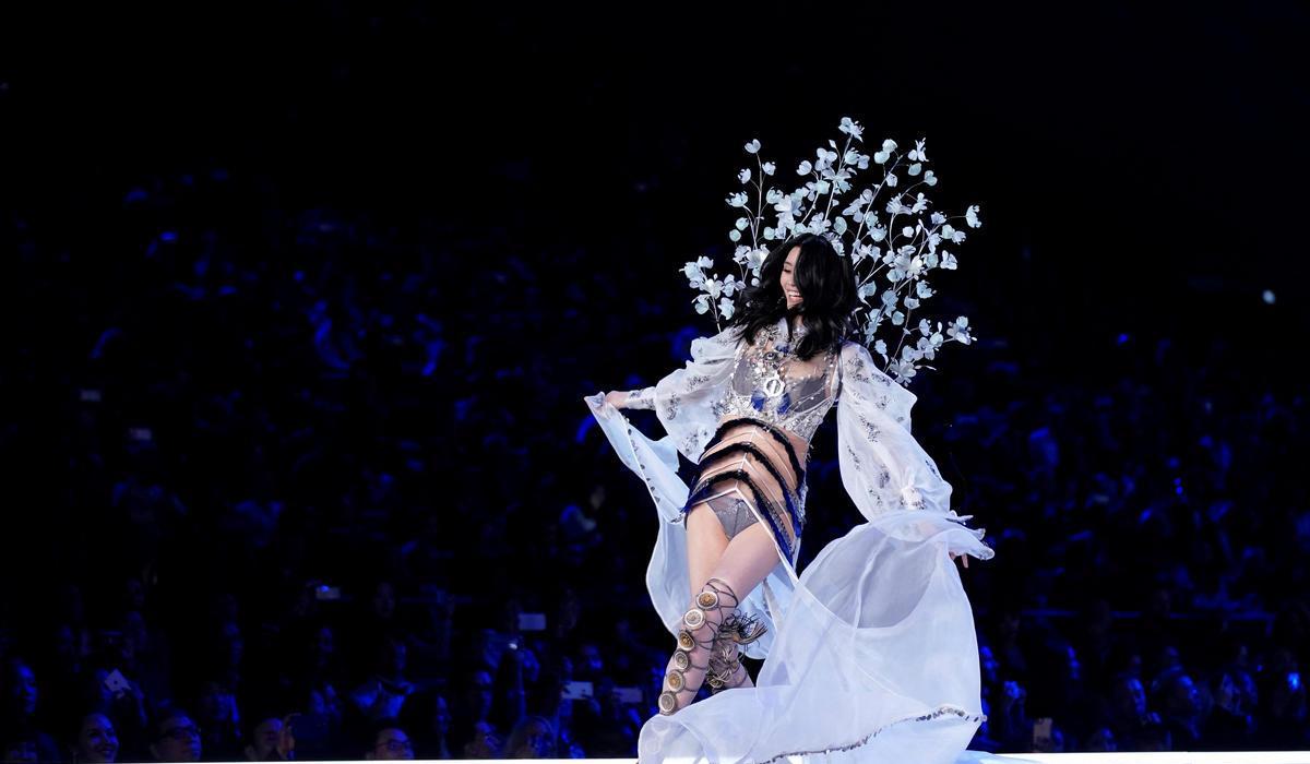 模特t台崴脚,接下来这幕简直天秀,不愧是专业的!