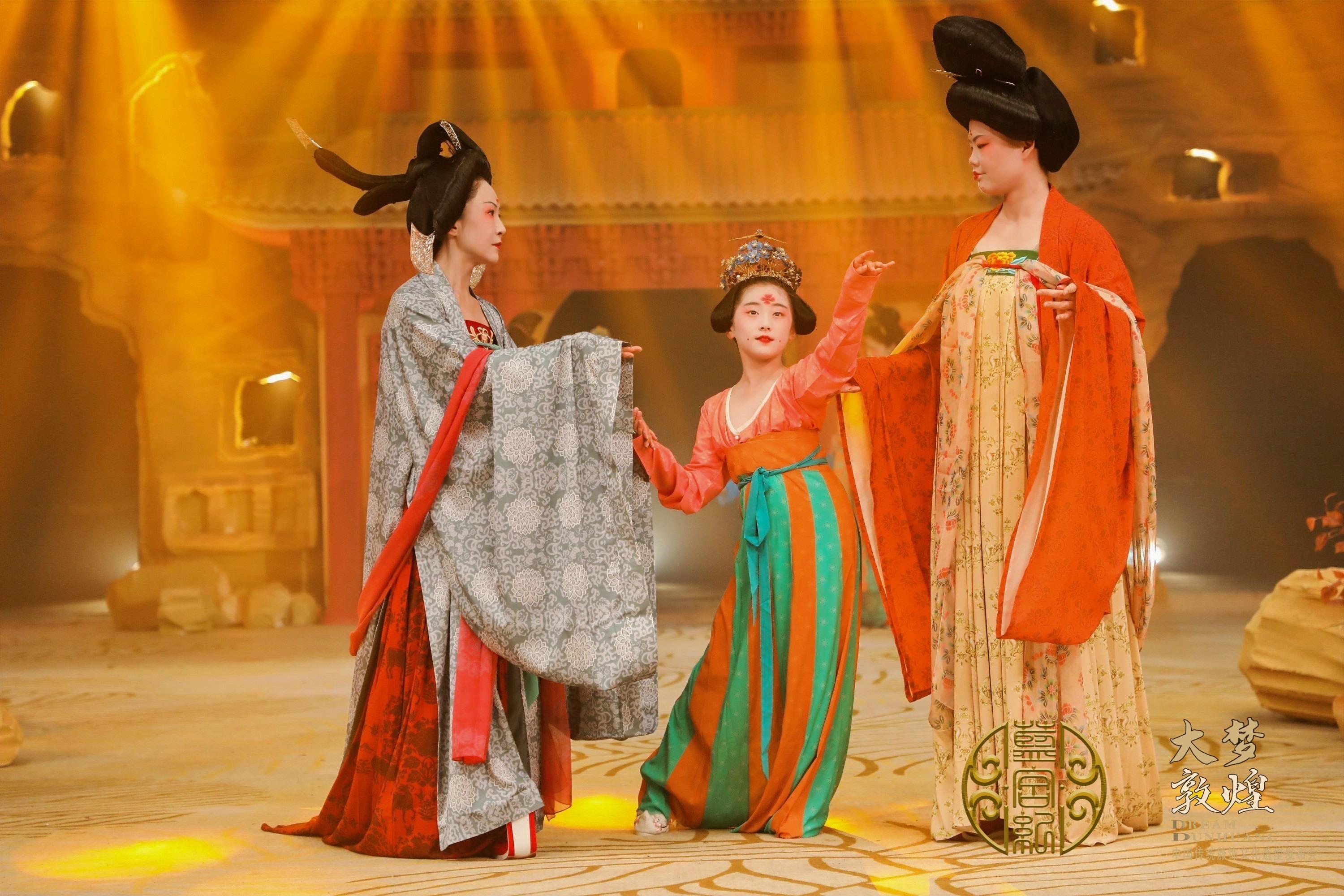 姚瑶童星闪耀万国来朝-大梦敦煌 2023中国传统服饰文化造型发布会