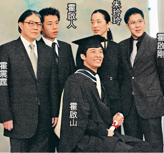 大哥是香港政界明日之星,二哥继承百亿生意,霍启仁却没啥成就