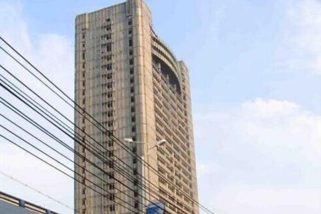 武汉"恐怖"烂尾楼:地处繁华闹市,却20多年被传为"鬼楼"
