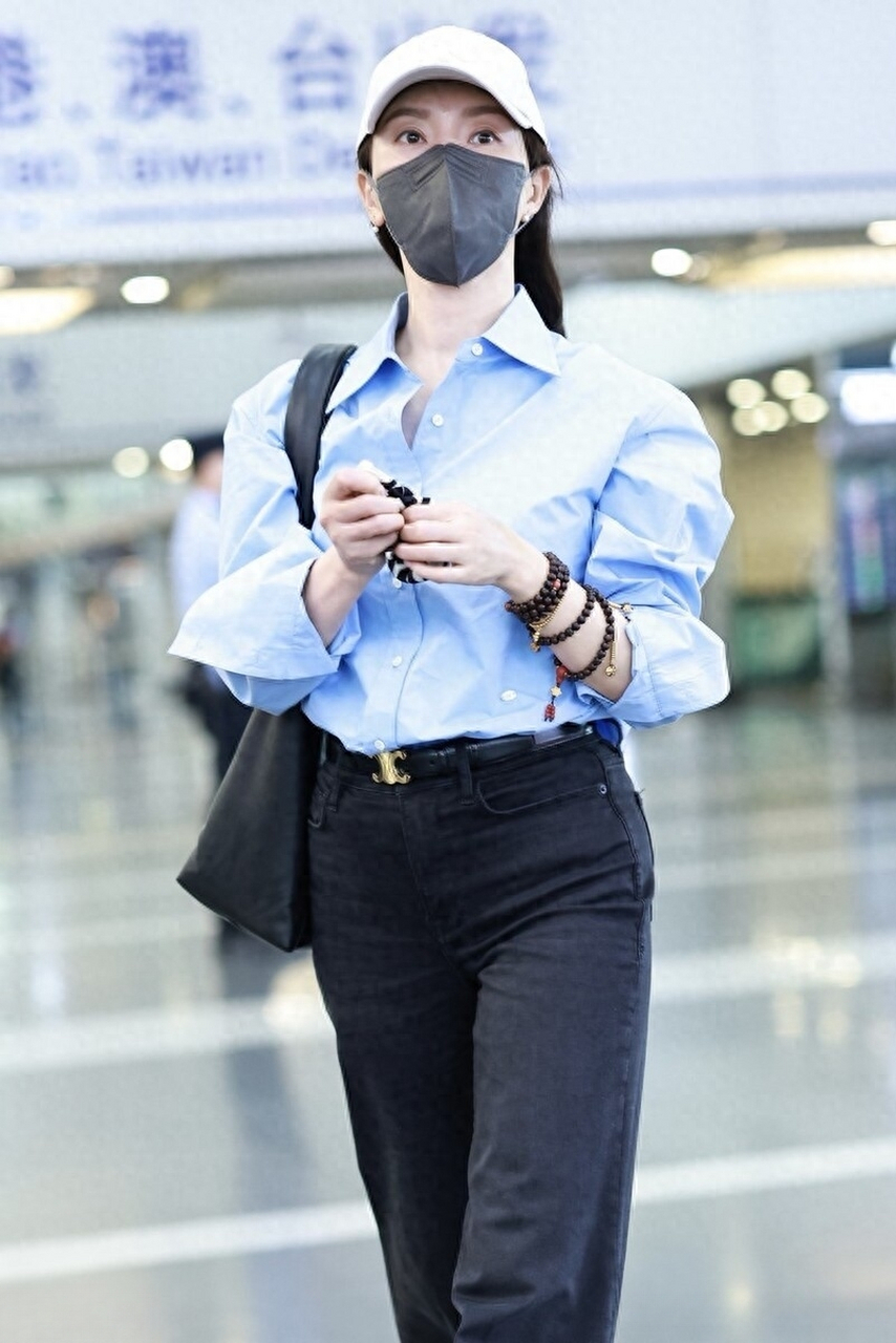 2023年9月13日,北京,陈数现身机场.身着衬衫阔腿裤简约随性.  #陈数