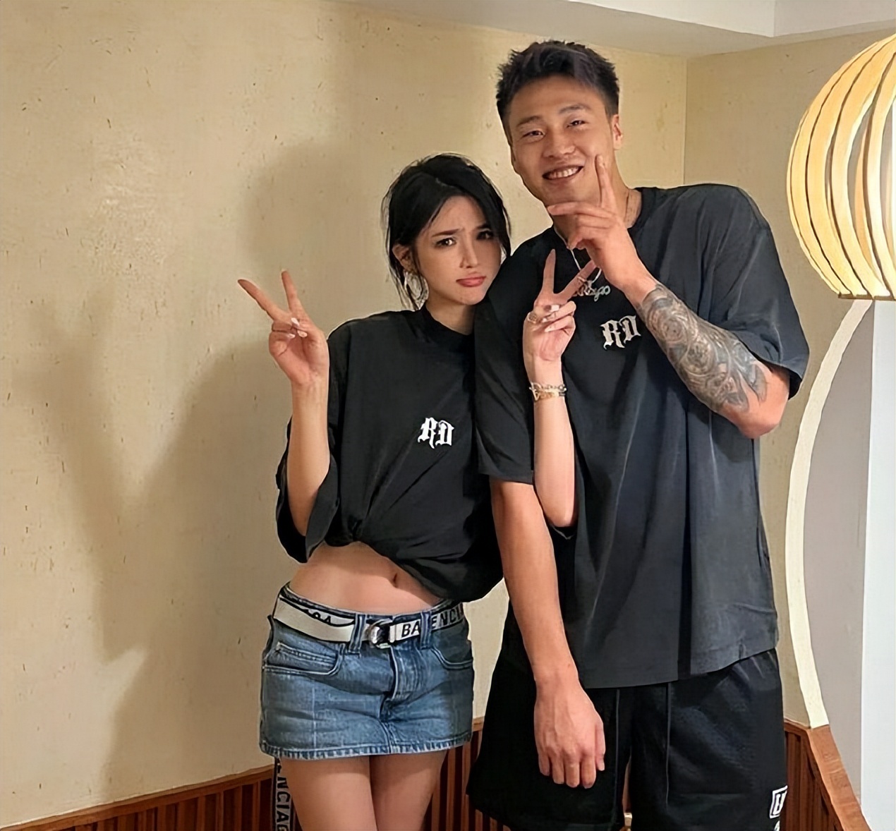 恋情曝光?赵睿近照与妙龄女子穿情侣装合影,女方肤白貌美高颜值