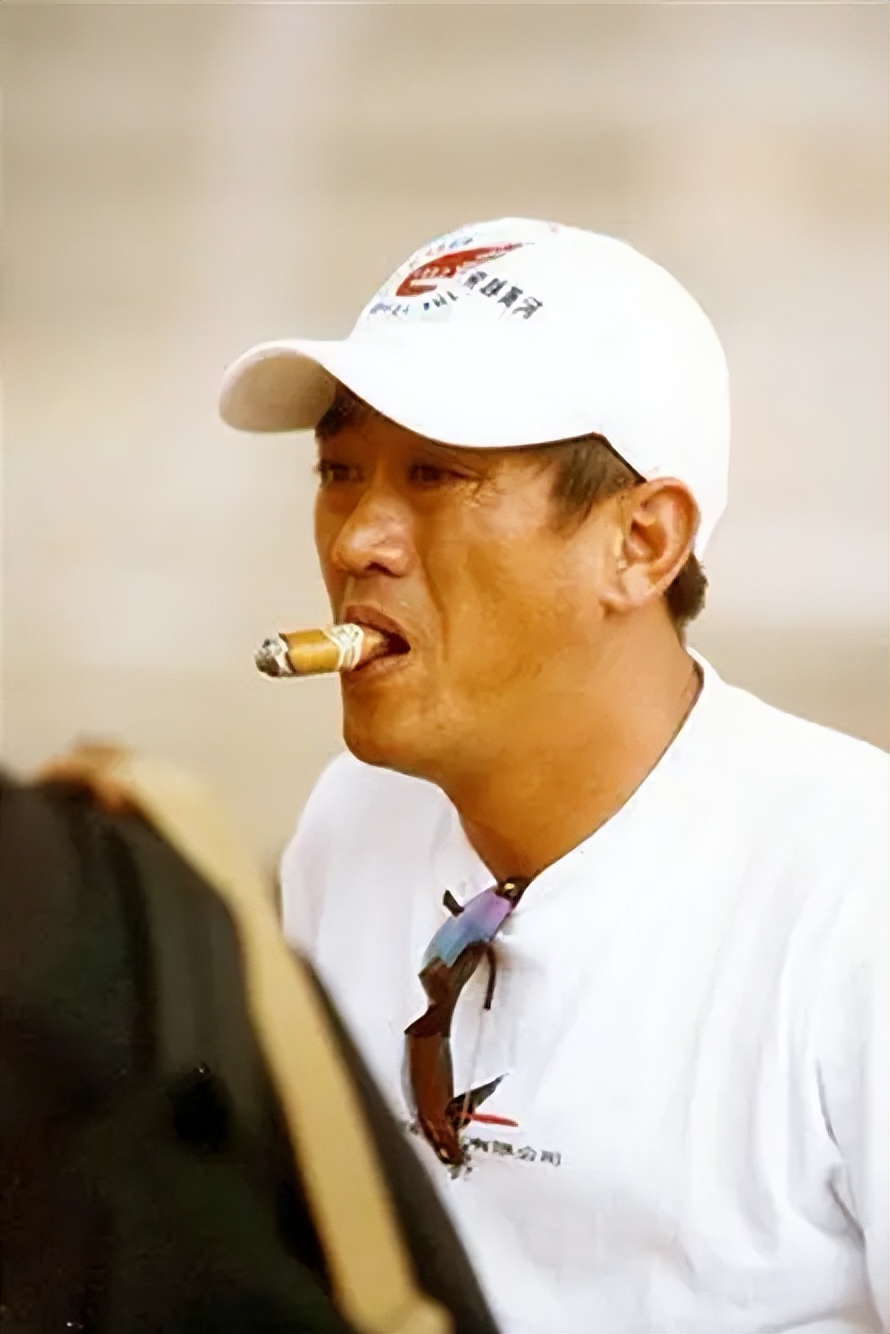 19年过去了,说要帮柯受良养妻儿的刘德华曾志伟,履行承诺了吗?