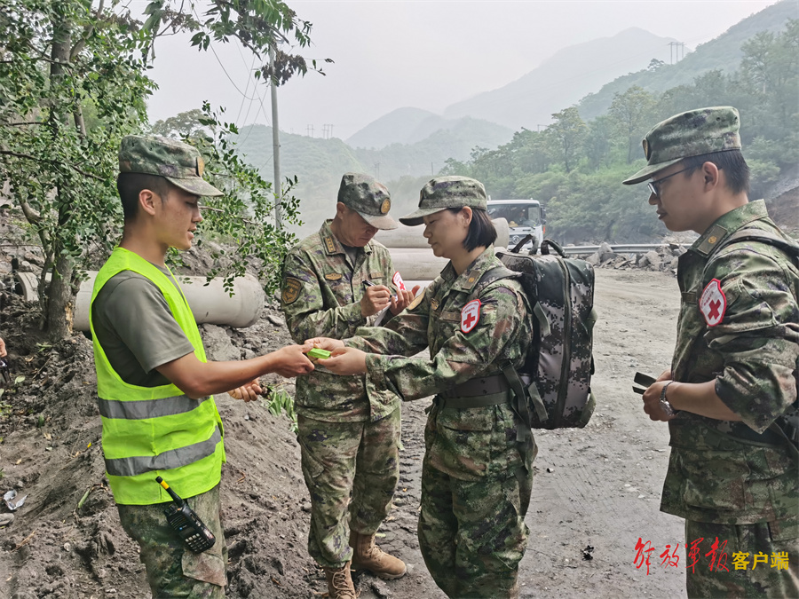 护士长周武红:翻山越岭徒步巡诊,只为救助受灾群众