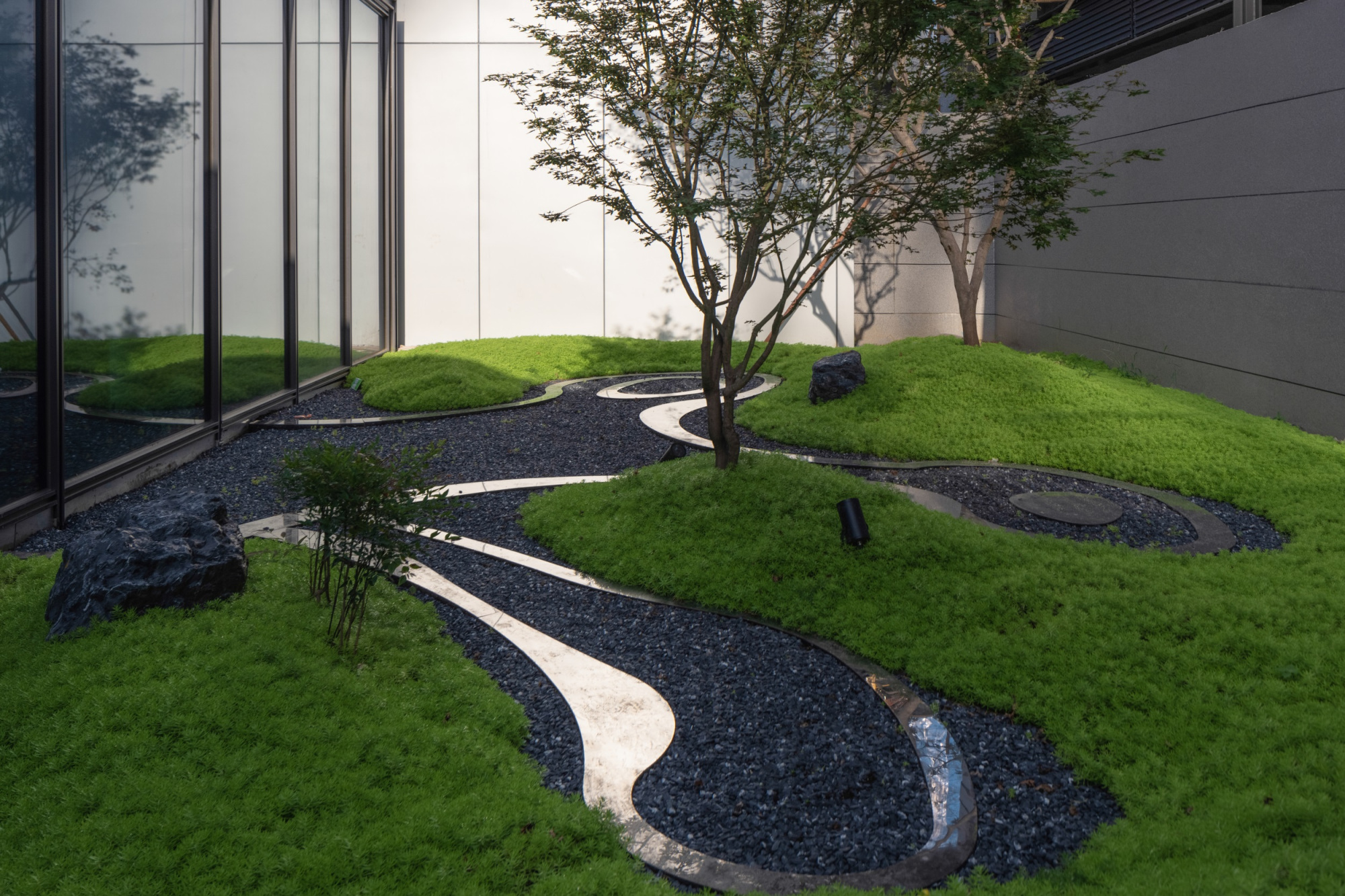 平坦的庭院地面,我们可以通过改造地形来改变竖向空间,做出层次感!