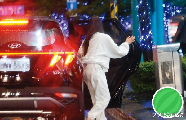 欧阳妮妮淋雨狼狈!夏如芝被暖男老公撑伞护上车……夫妻互动闪爆