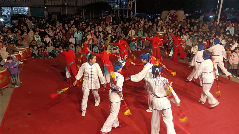 在涡阳县曹市镇政府广场上,这样的表演场景几乎每天都能看到