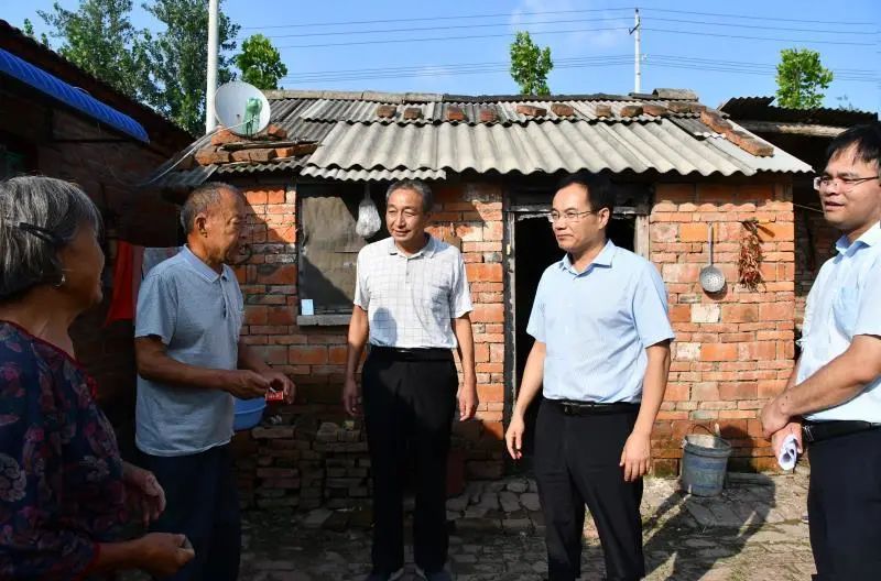 邓真晓到庙岔镇开展"遍访贫困户"活动