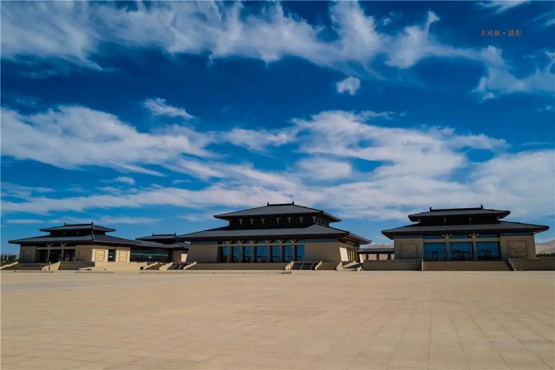 「敦煌八月」敦煌国际会展中心风轻云淡,鲜花环绕