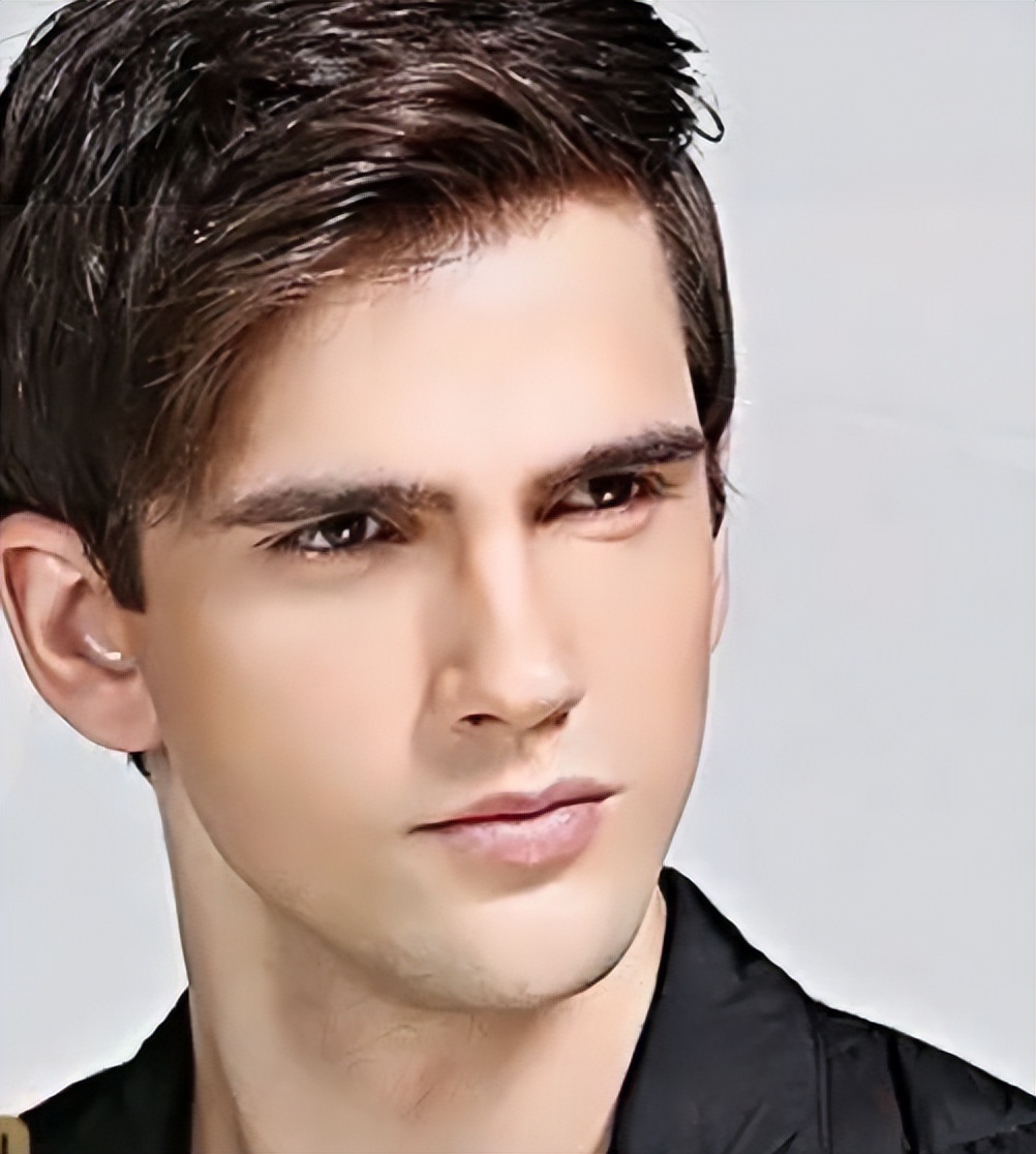 回顾19岁外国男模,娶35岁离异中国女人为妻,给五岁女儿当了后爸