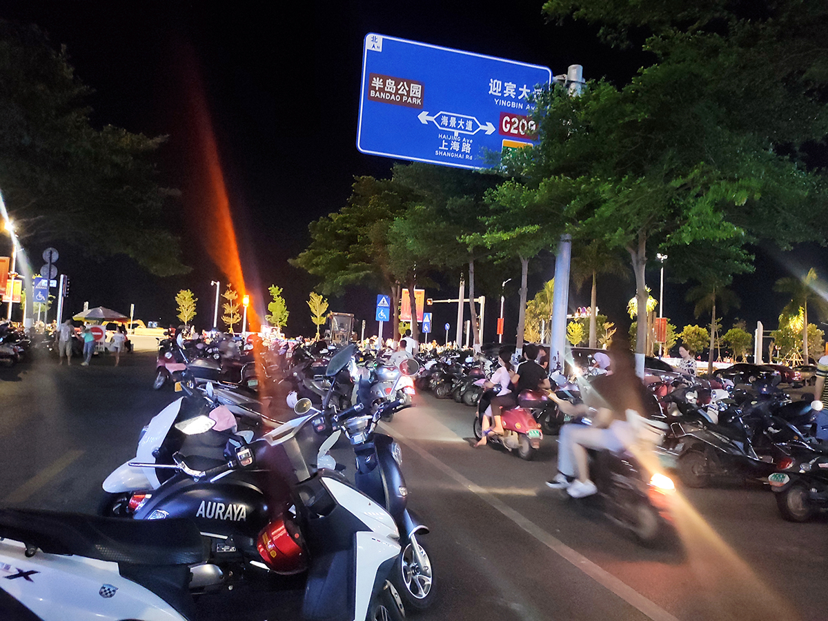天下第一滩北海银滩都自叹不如,北海金滩晚上人气空前火爆