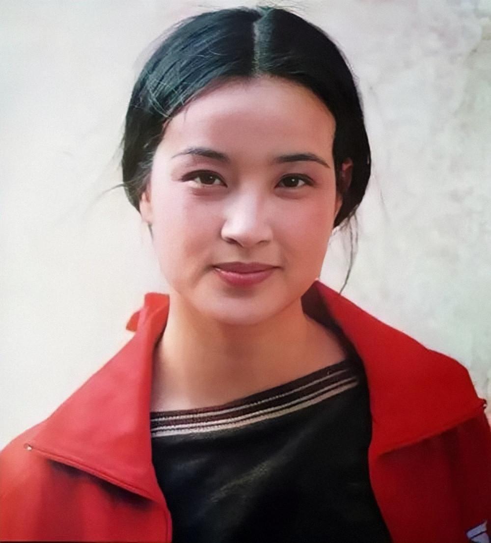 儿时的刘晓庆是大众瞩目的焦点,她是电影《小戏曲》的童星,站在周总理
