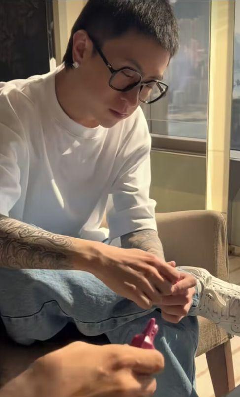 "沪上皇"秦奋罕见回国!与人谈项目表情高冷,香港豪宅首次曝光