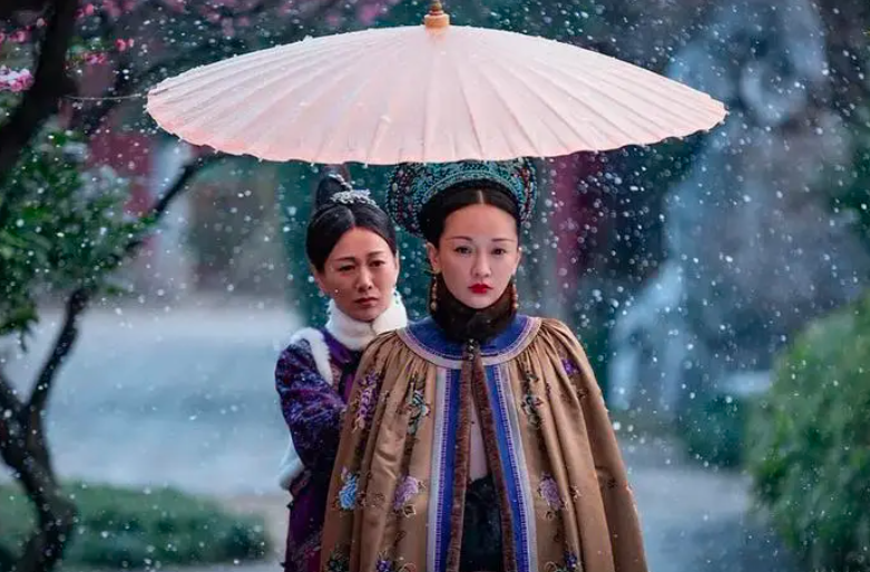 乾隆晚年最宠爱的妃子,触怒龙颜打死宫女被降级,地位却不输香妃