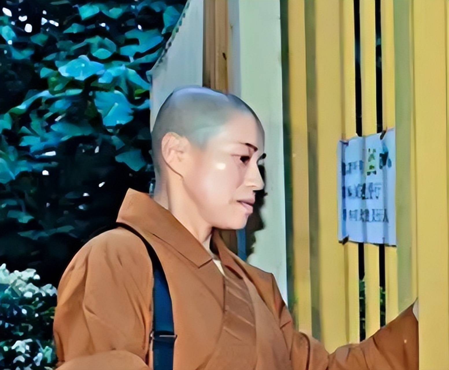 白天,她是吃斋念佛,清心寡欲的尼姑,晚上她就带上假发,穿上黑丝,到处