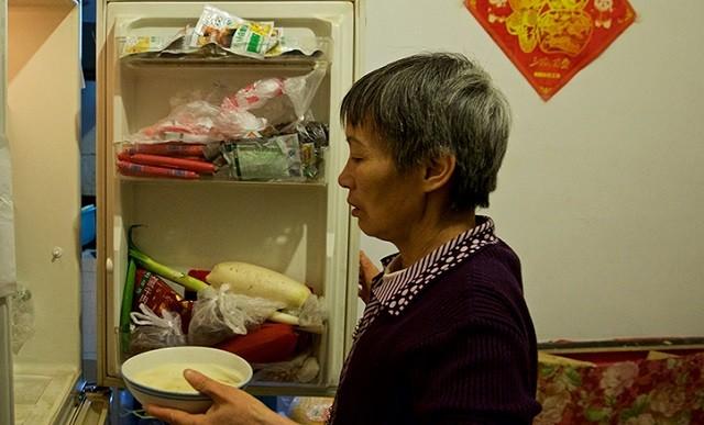 2010年56岁失独母亲生下试管龙凤胎后因过度劳累患上脑梗