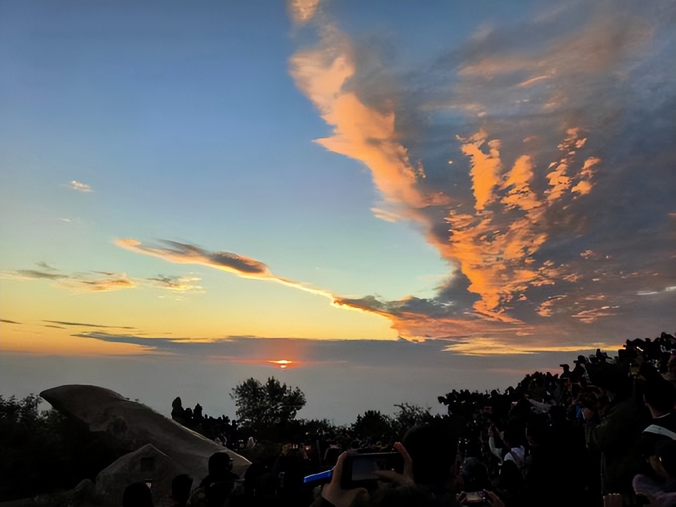 泰山海拔才1500多米,這麼矮的泰山,為啥成了五嶽之首?