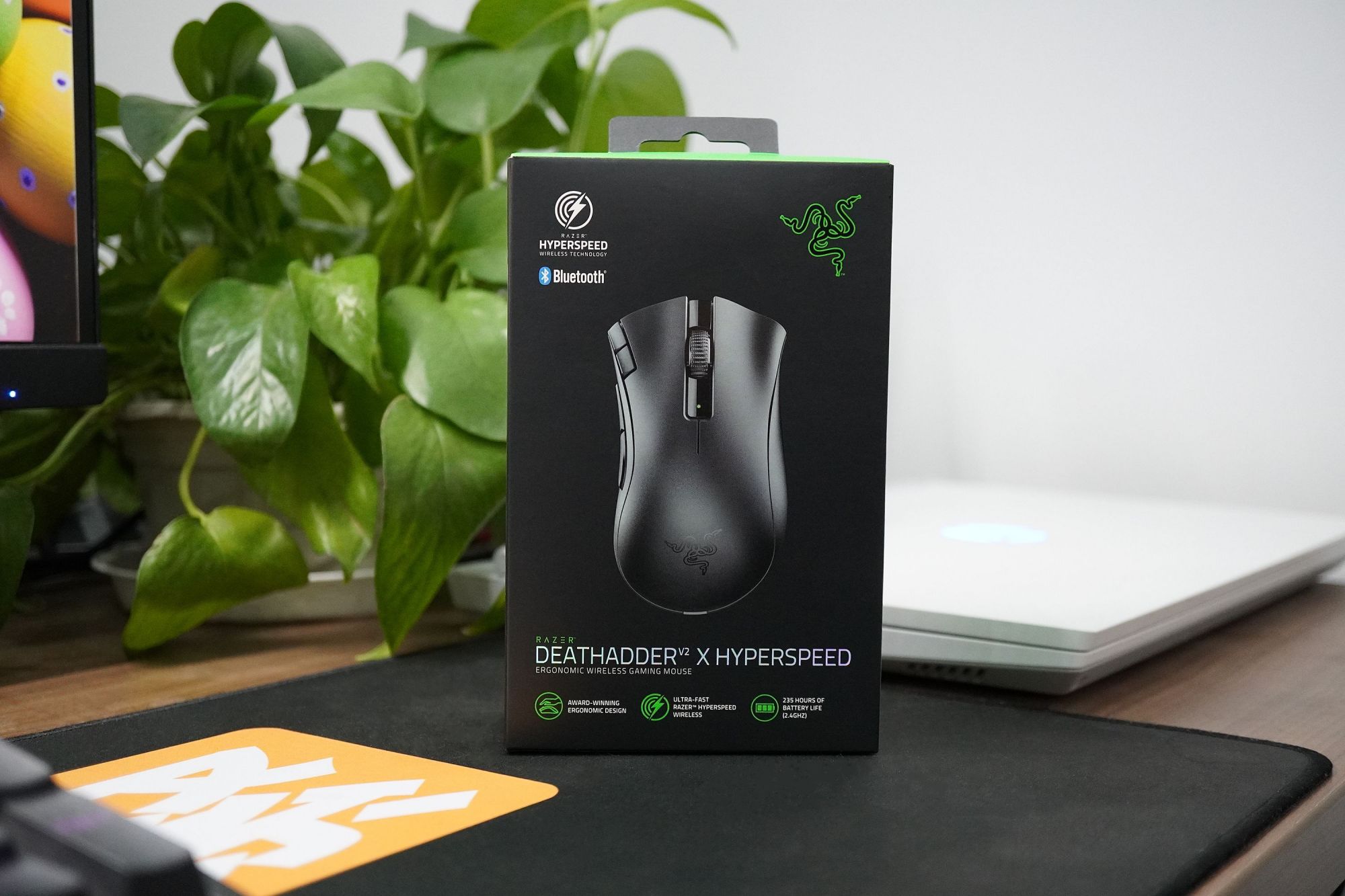 包装盒采用了雷蛇的经典黑 绿配色,正面设计元素比较简单,除了品牌