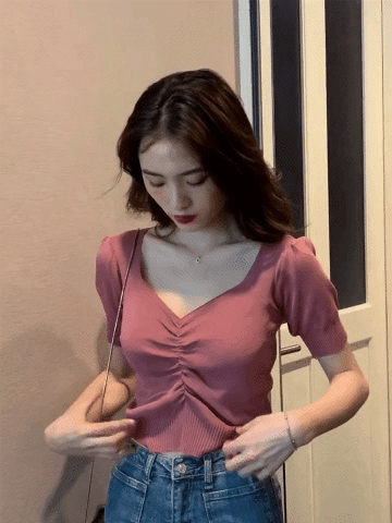 抽褶同样让胸部位置拥有线条和设计感,提拉胸型,正面看,侧面看都不会