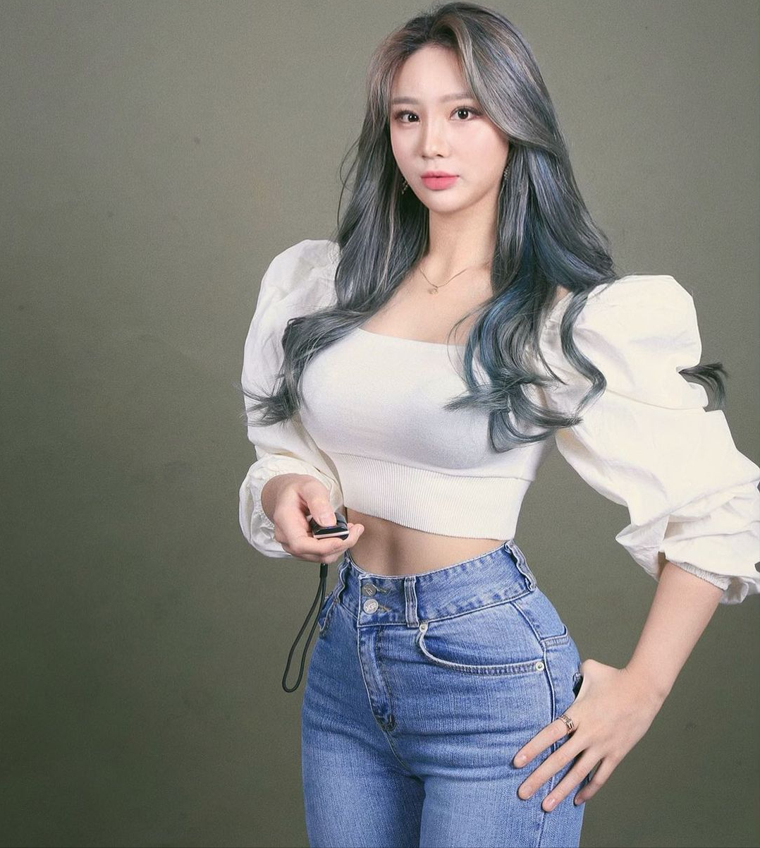 d罩杯韩国网红,包臀裙完美勾勒出她的纤腰翘臀大长腿,性感妖艳