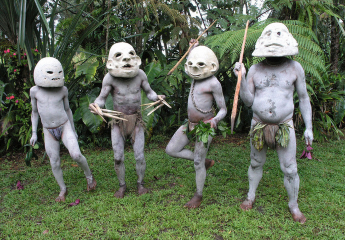 南太平洋的原始部落,当地人会头戴面具,在身上涂上泥巴生活?