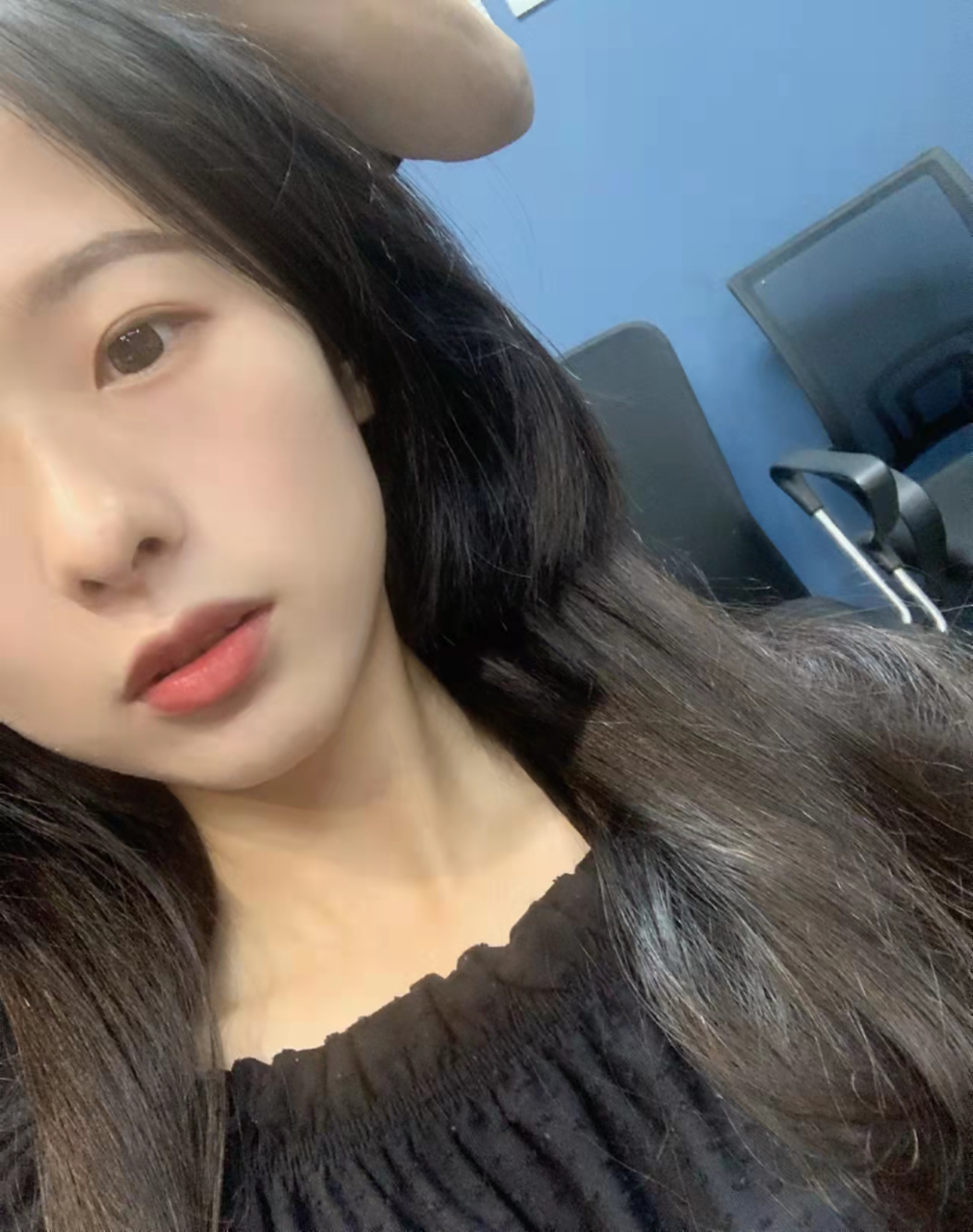 央视美女记者庄晓莹引热议,高颜值又美又飒,入驻视频平台受关注