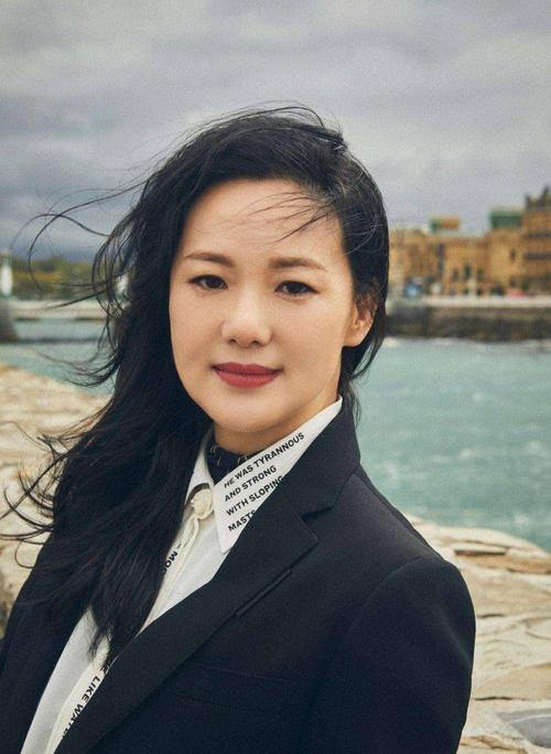 黑豹前主唱栾树的妻子到柏林影后的丈夫,49岁的咏梅功成名就!