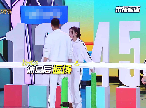 《快乐大本营》迪丽热巴跟黄景瑜坐在一起热聊,一旁的经超尴尬了